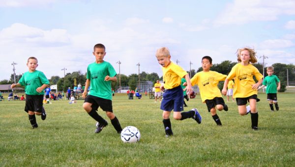 crianças-futebol-pesquisa-resistência-atletas