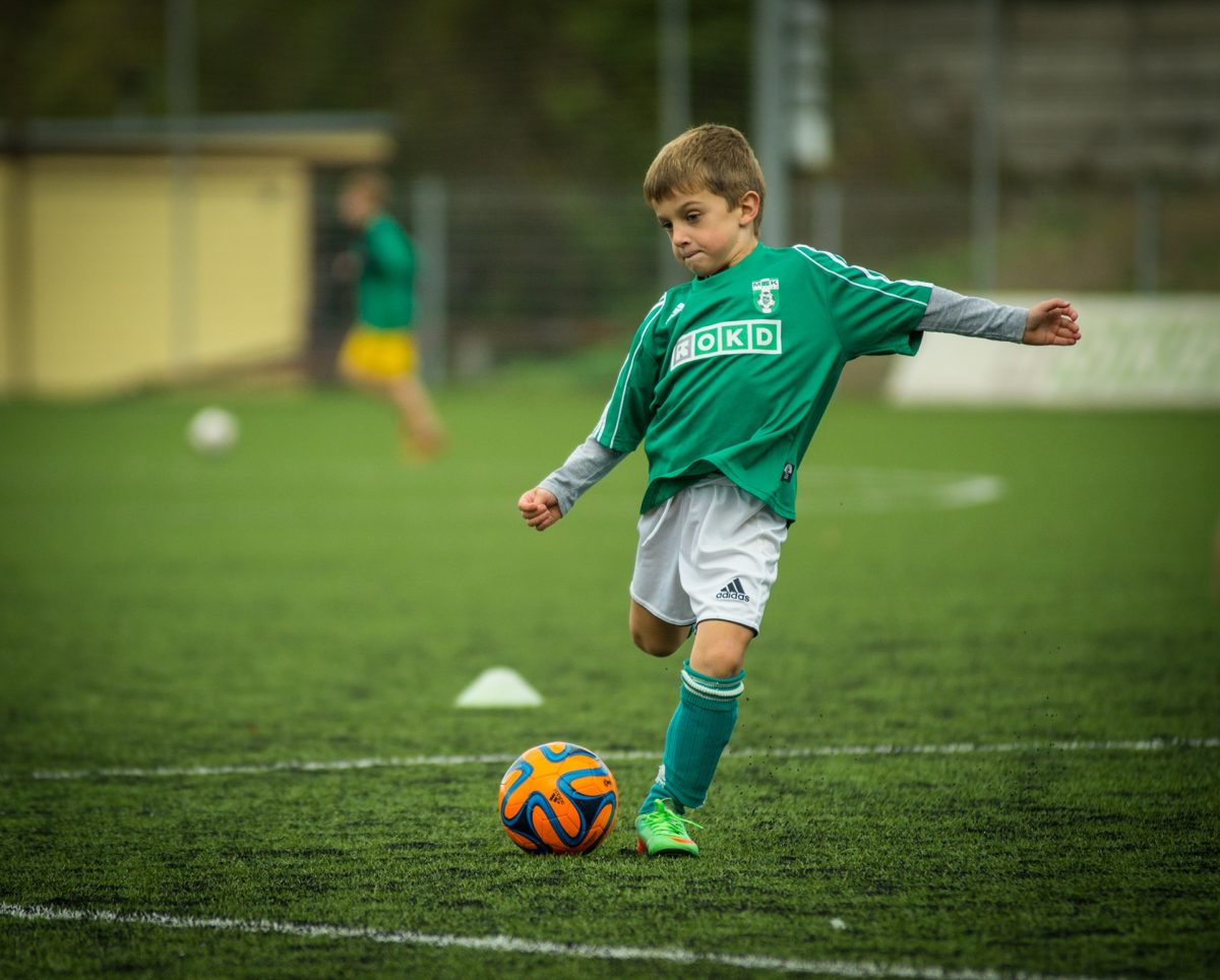 Treinamento futsal de futebol para crianças. Jovem jogador de