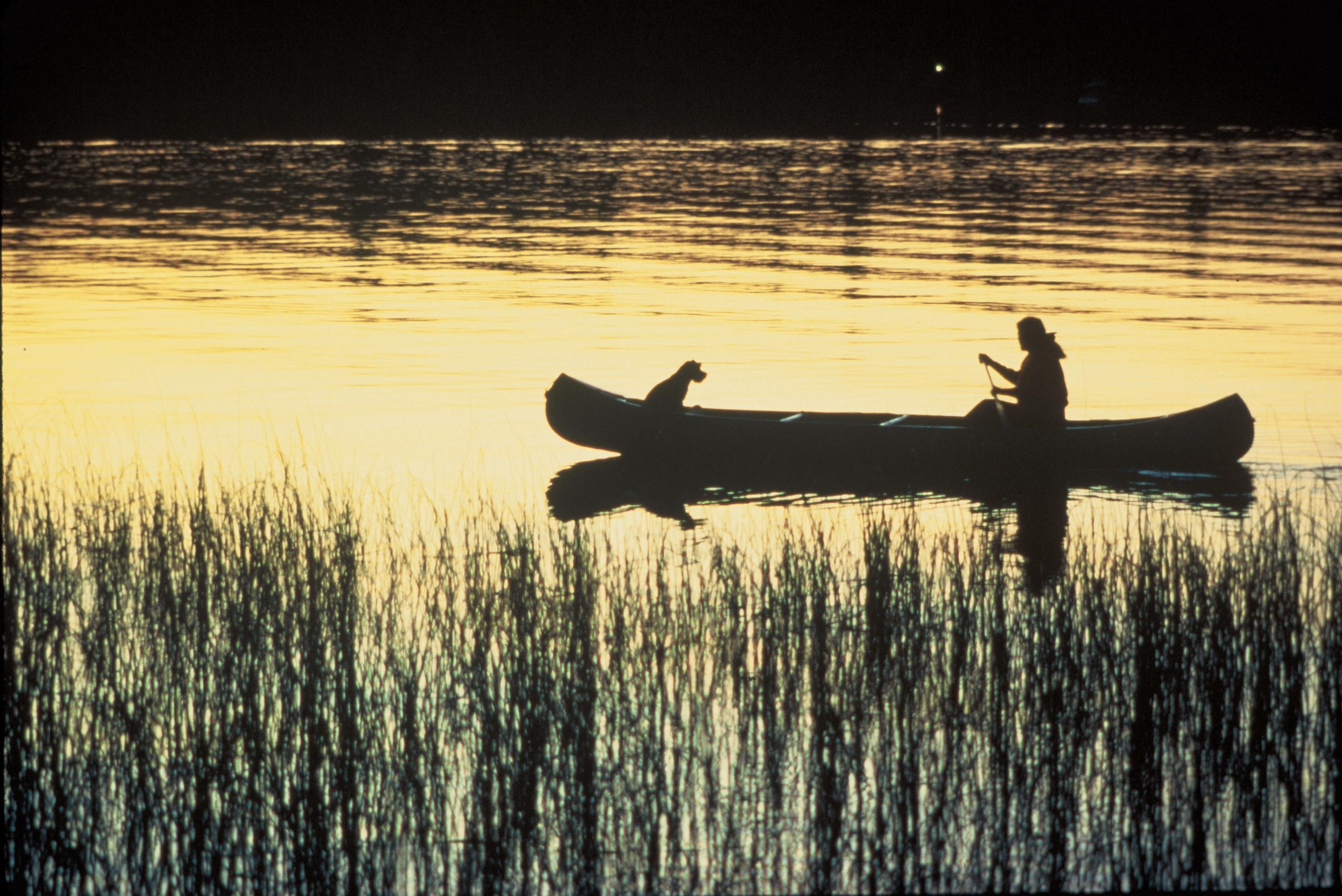homem na canoa jogos indígenas