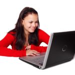 menina-computar-acesso-à-internet