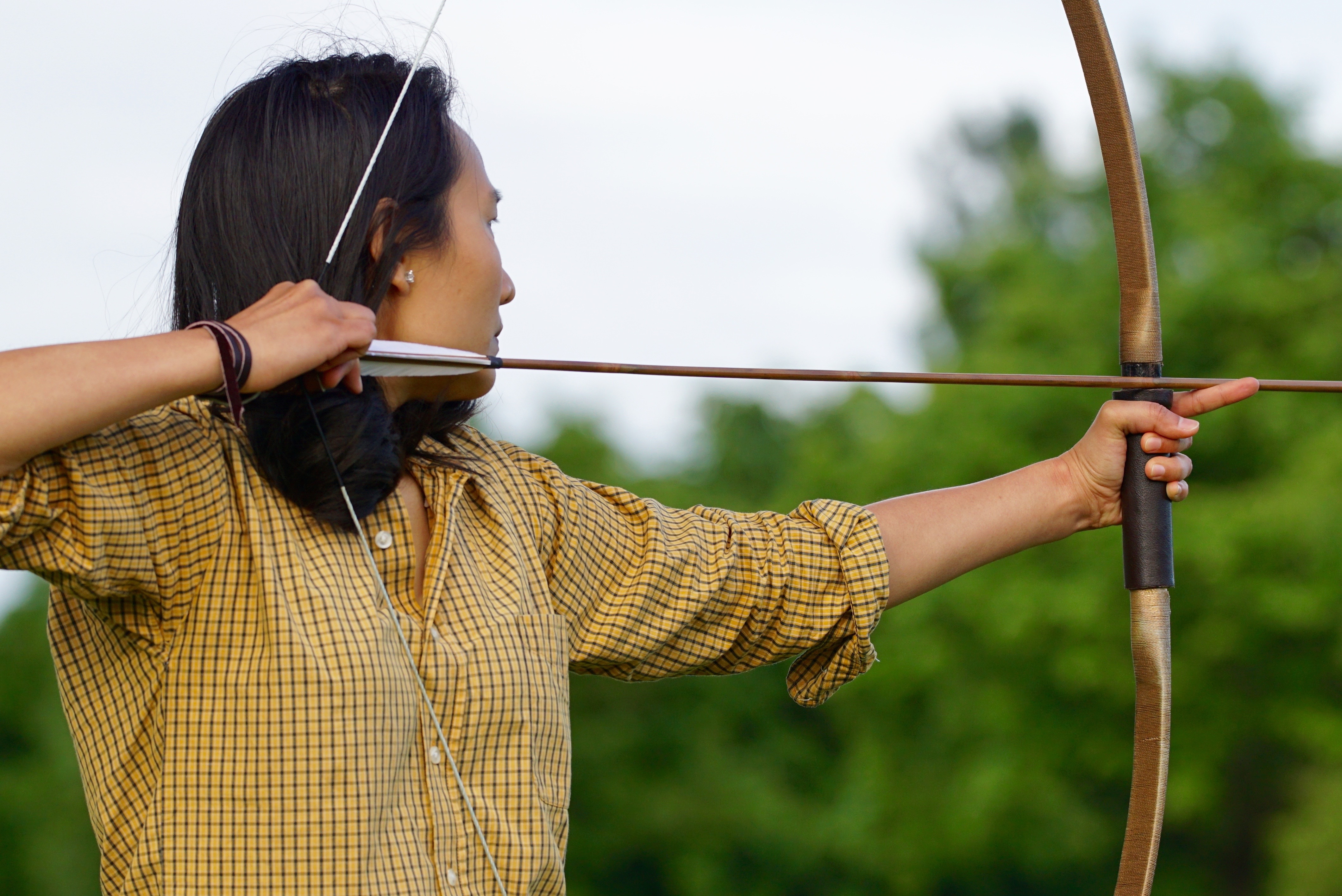 mulher segurando arco e flecha