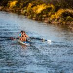 canoagem-mulher-homem-remos-rio-natureza-esporte