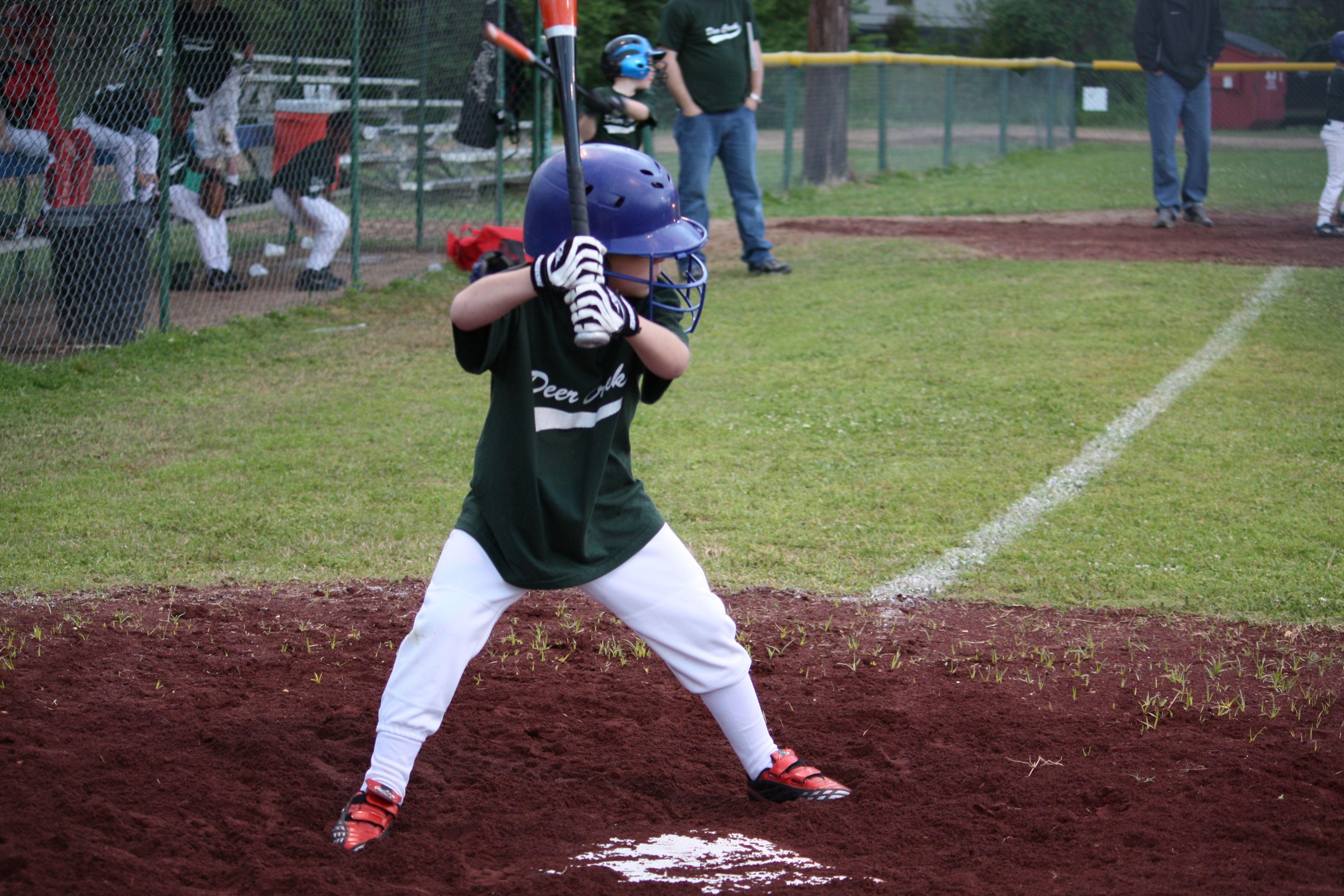 menino-jogando-baseball-campo-taco