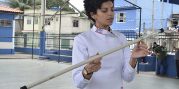 Impulsiona oferece oficina de esgrima e badminton