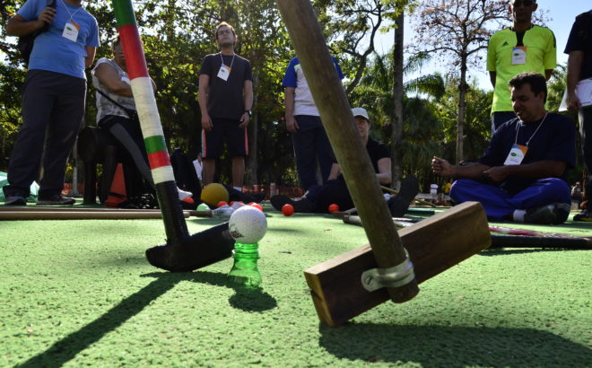 Ensine o golfe de maneira improvisada, barata e divertida