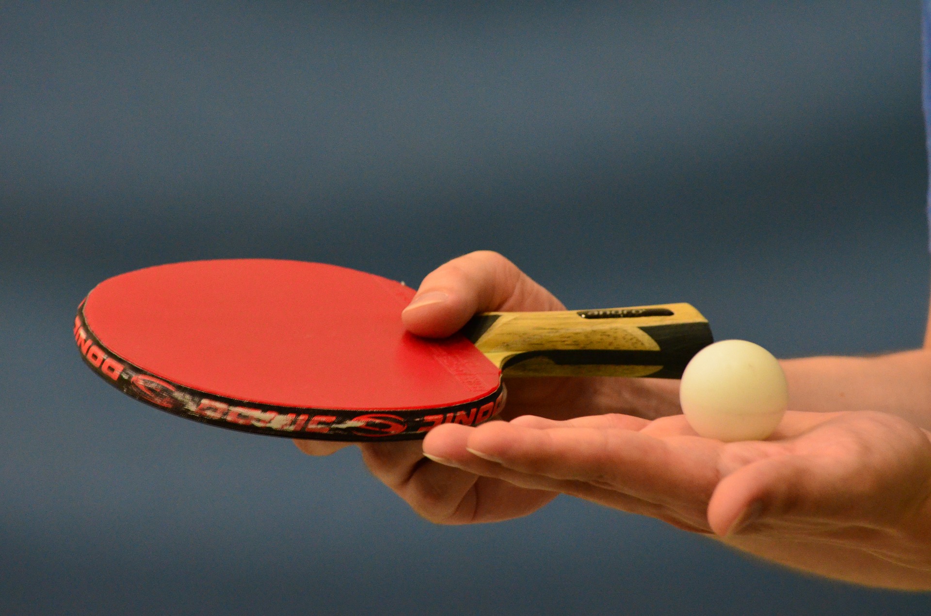 Jogo de tênis. bola de tênis com raquete na quadra de tênis