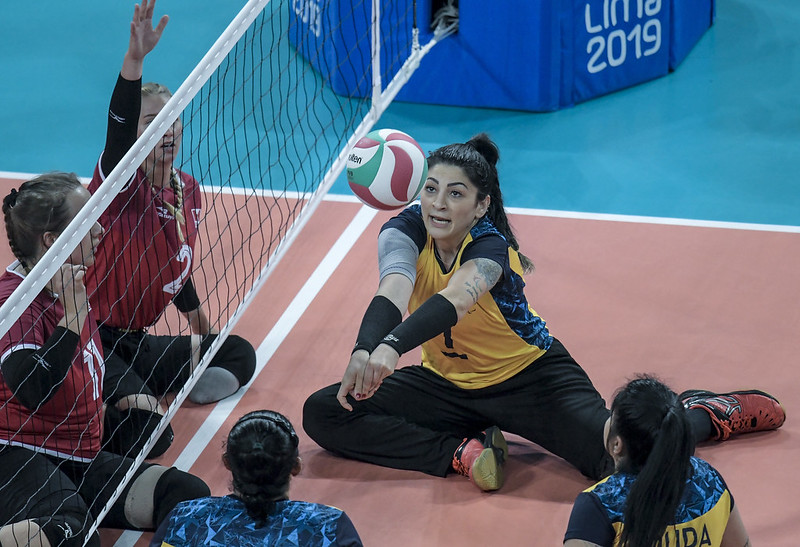 atleta feminina da seleção brasileira de vôlei sentado na vitória contra o Canadá no Parapan