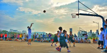 imagem mostra jovens jogando basquete 3x3