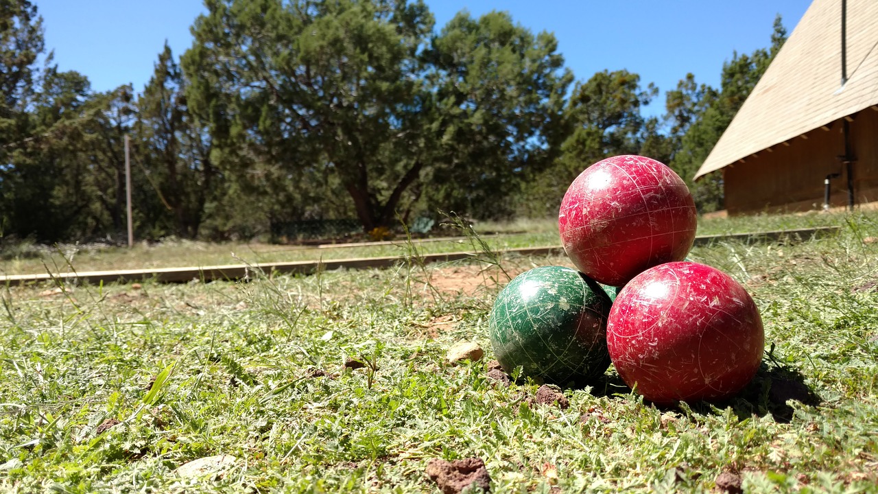 bolas de bocha sobre grama