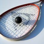 raquete e bola de squash