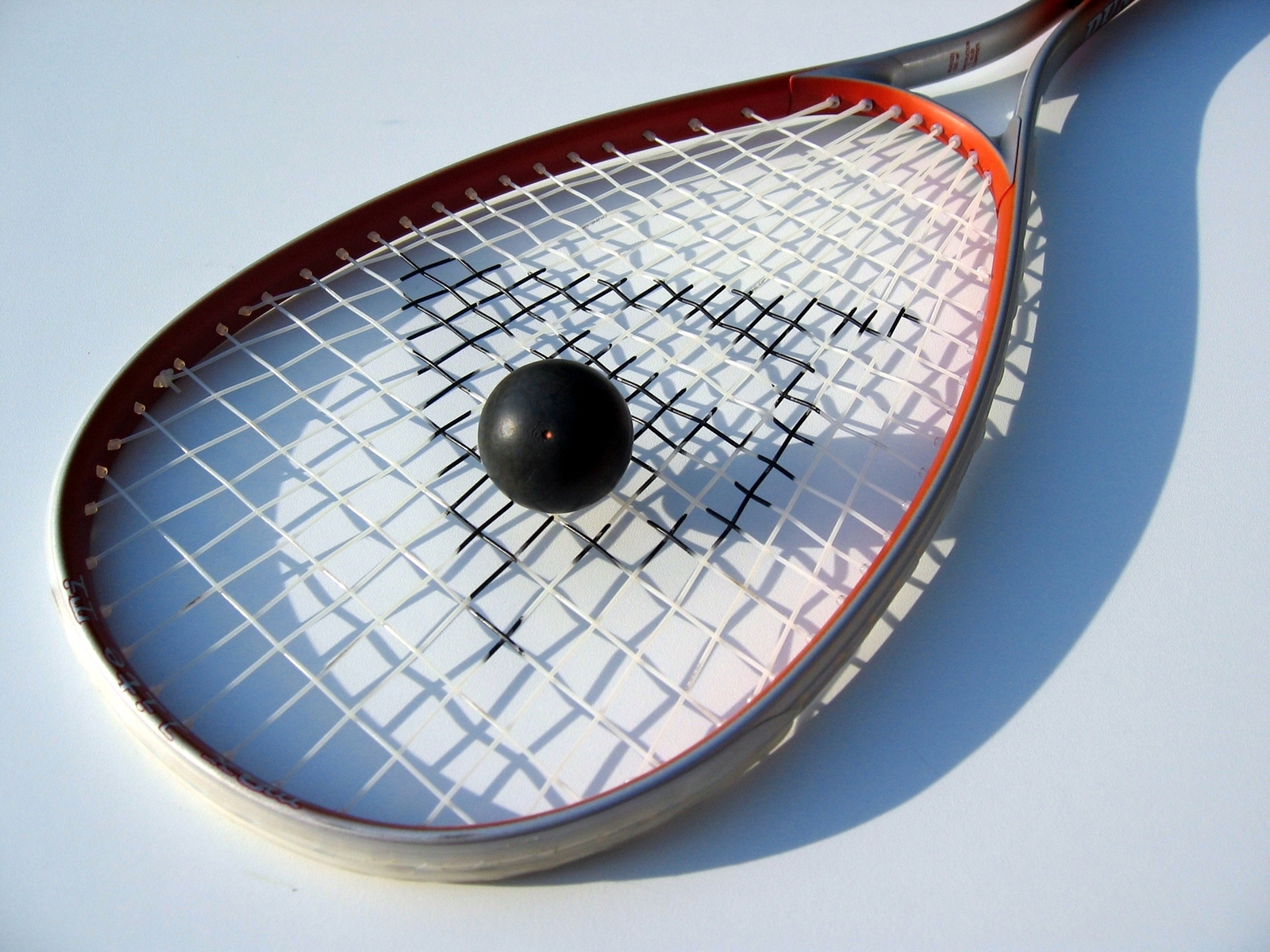raquete e bola de squash