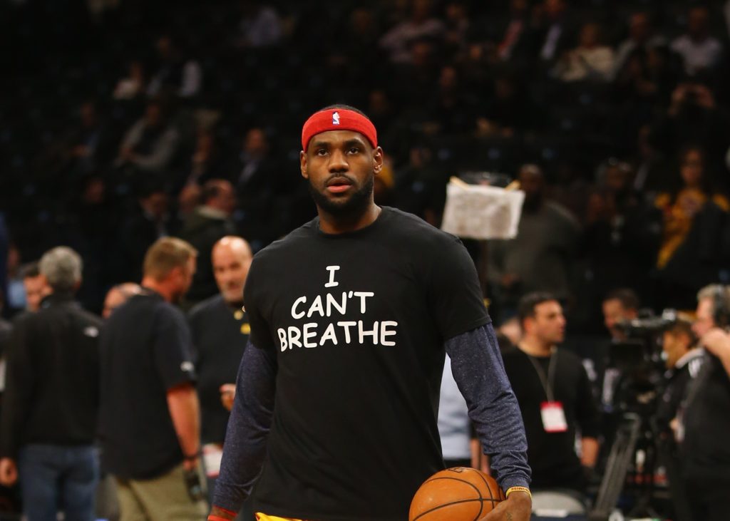 lebron james com camisa escrito nao posso respirar atletas negros