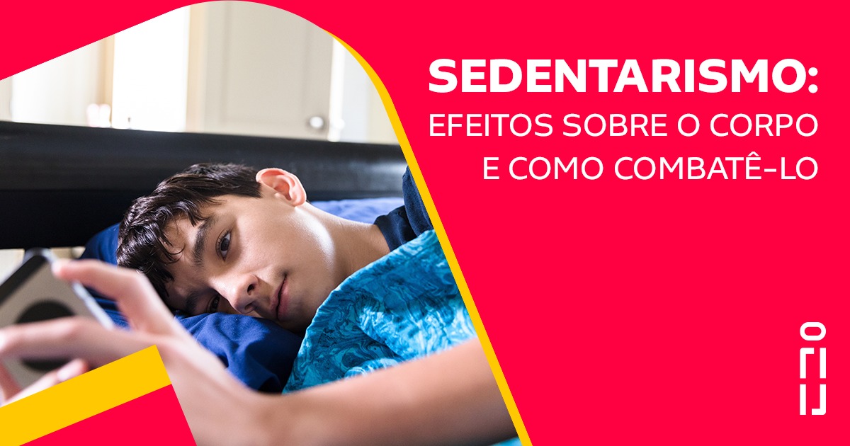 Menino deitado usando o celular com o texto: Sedentarismo: efeitos sobre o corpo e como combatê-lo