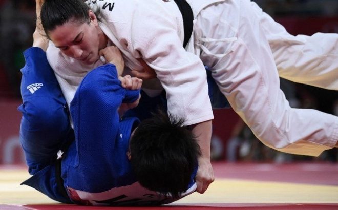 A judoca Mayra Aguiar lutando nos Jogos de Tóquio