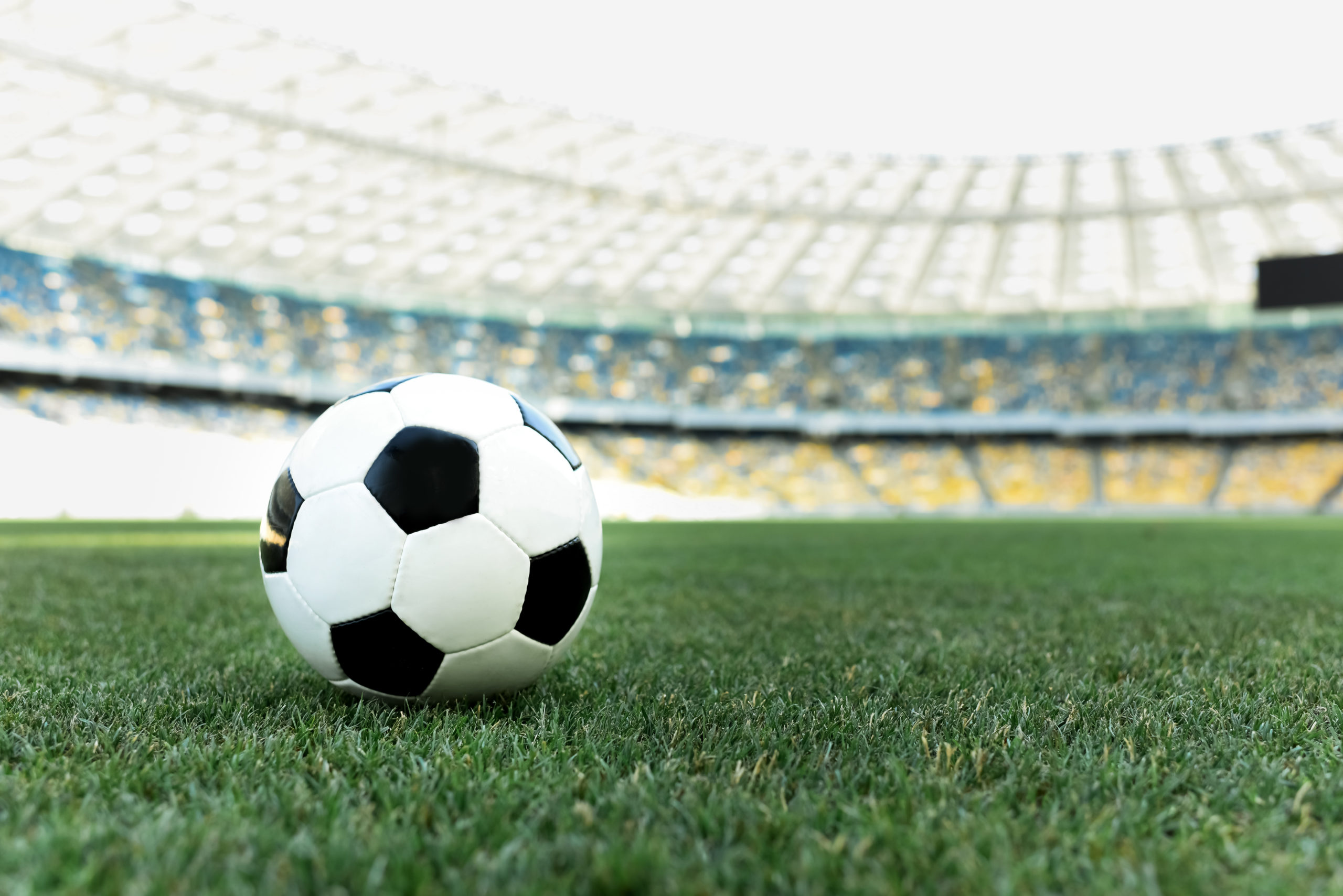 bola de futebol no campo de um estádio copa do mundo