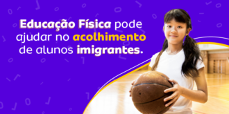 Menina japonesa na aula de Educação Física segurando uma bola de basquete