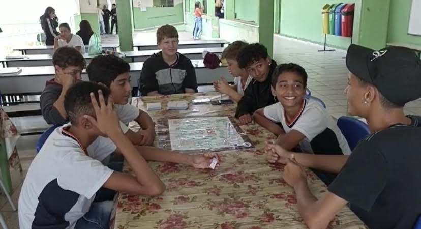 Jogo de tabuleiro da Copa incentiva trabalho interdisciplinar na escola -  Vivescer