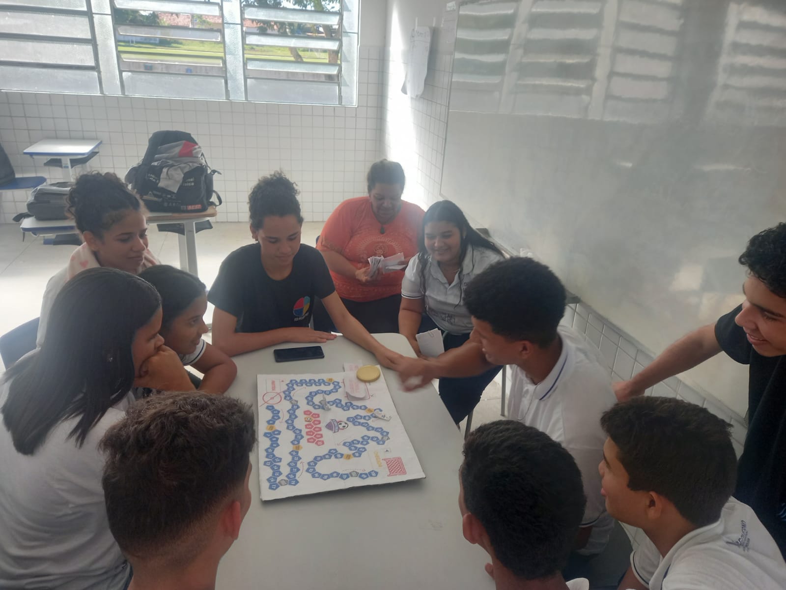 Jogo de tabuleiro da Copa Feminina: alunos e professores aprendem