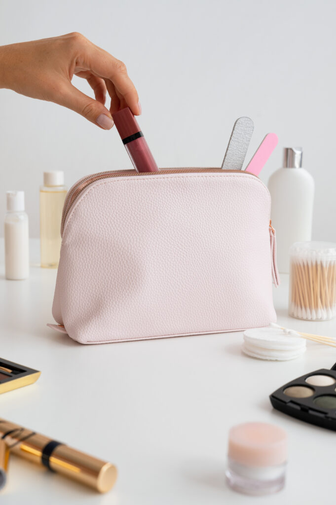 Necessaire rosa com produtos de beleza