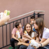 adolescentes se alimentando de sanduíche na escola